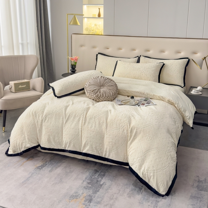 91家纺网 家纺一手货源 找家纺 好阁家纺 2025新款极简小香风雕花牛奶绒黑边四件套-风格一 维多利亚