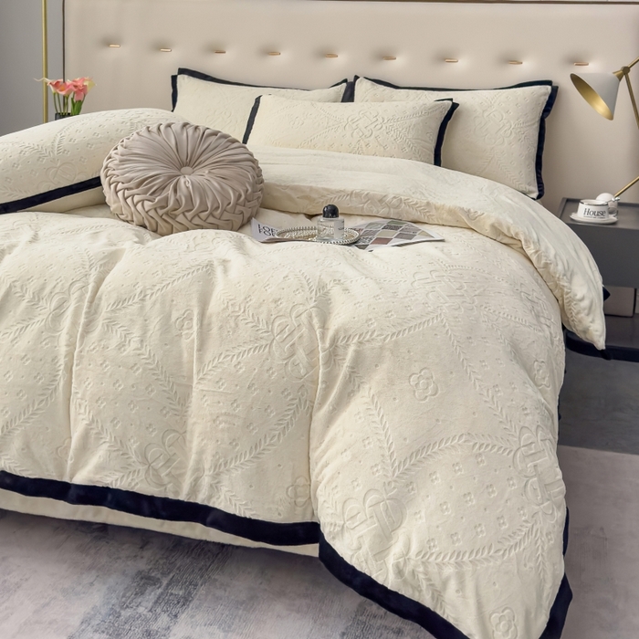 91家纺网 家纺一手货源 找家纺 好阁家纺 2025新款极简小香风雕花牛奶绒黑边四件套-风格一 维多利亚