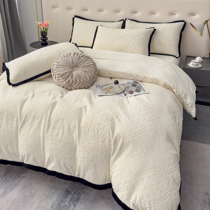 91家纺网 家纺一手货源 找家纺 好阁家纺 2025新款极简小香风雕花牛奶绒黑边四件套-风格一 维多利亚