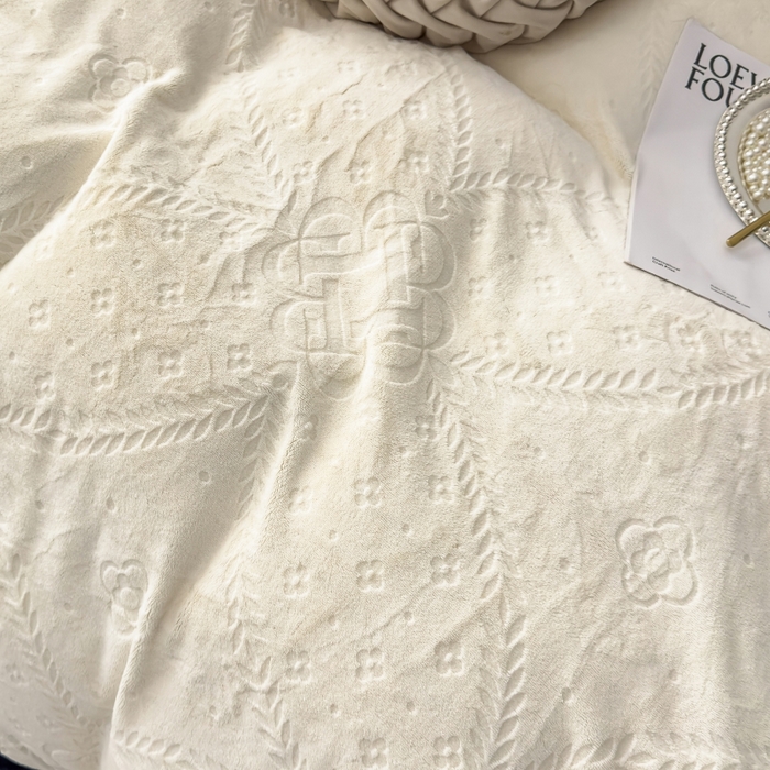 91家纺网 家纺一手货源 找家纺 好阁家纺 2025新款极简小香风雕花牛奶绒黑边四件套-风格一 维多利亚