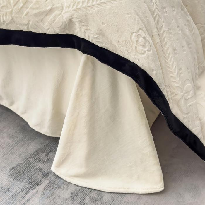 91家纺网 家纺一手货源 找家纺 好阁家纺 2025新款极简小香风雕花牛奶绒黑边四件套-风格一 维多利亚