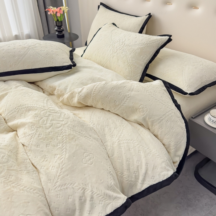 91家纺网 家纺一手货源 找家纺 好阁家纺 2025新款极简小香风雕花牛奶绒黑边四件套-风格一 维多利亚