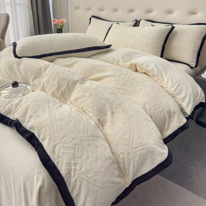 91家纺网 家纺一手货源 找家纺 好阁家纺 2025新款极简小香风雕花牛奶绒黑边四件套-风格一 维多利亚