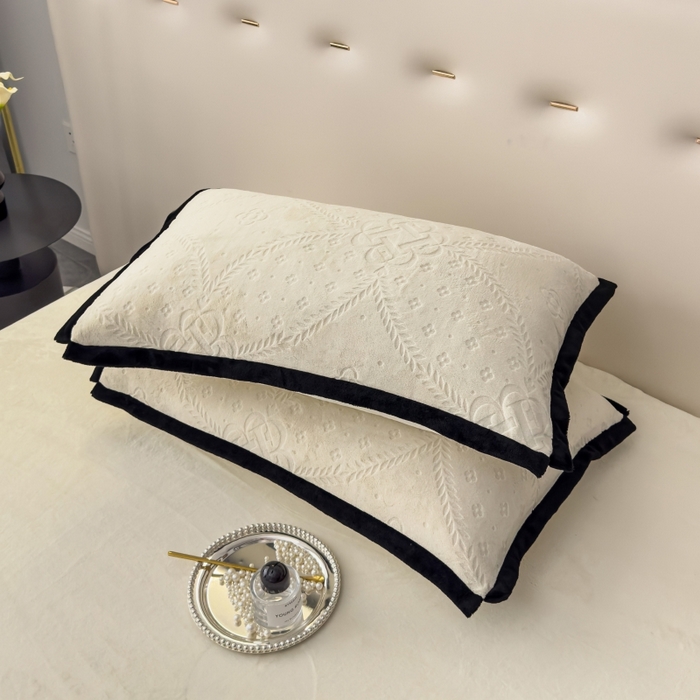 91家纺网 家纺一手货源 找家纺 好阁家纺 2025新款极简小香风雕花牛奶绒黑边四件套-风格一 维多利亚