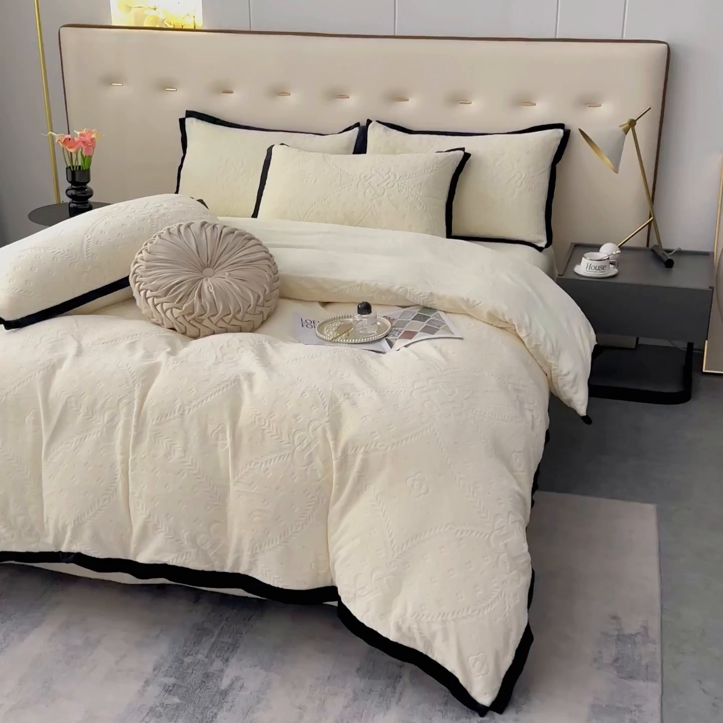 91家纺网 家纺一手货源 找家纺 好阁家纺 2025新款极简小香风雕花牛奶绒黑边四件套-风格一 维多利亚