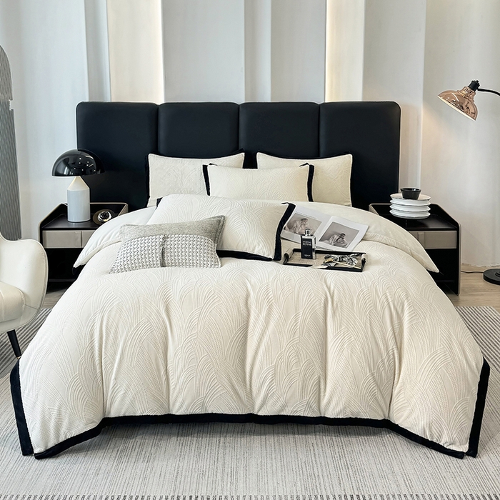 91家纺网 家纺一手货源 找家纺 好阁家纺 2025新款极简小香风雕花牛奶绒黑边四件套-风格一 亚历山大