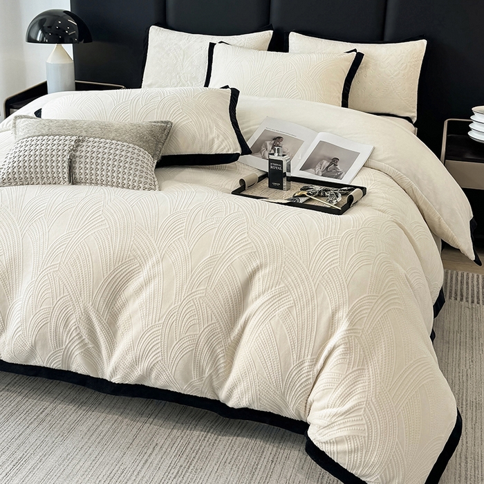 91家纺网 家纺一手货源 找家纺 好阁家纺 2025新款极简小香风雕花牛奶绒黑边四件套-风格一 亚历山大