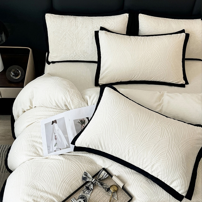 91家纺网 家纺一手货源 找家纺 好阁家纺 2025新款极简小香风雕花牛奶绒黑边四件套-风格一 亚历山大