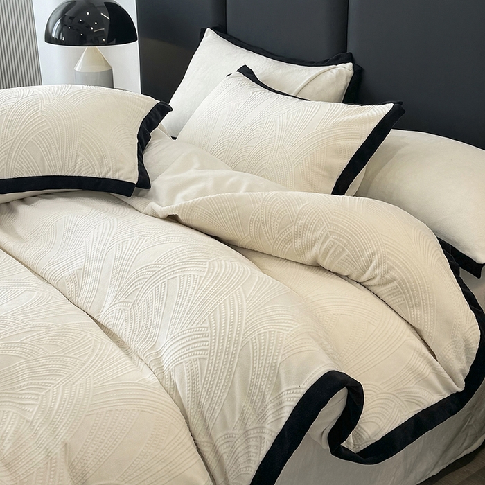 91家纺网 家纺一手货源 找家纺 好阁家纺 2025新款极简小香风雕花牛奶绒黑边四件套-风格一 亚历山大