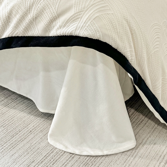 91家纺网 家纺一手货源 找家纺 好阁家纺 2025新款极简小香风雕花牛奶绒黑边四件套-风格一 亚历山大