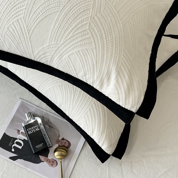 91家纺网 家纺一手货源 找家纺 好阁家纺 2025新款极简小香风雕花牛奶绒黑边四件套-风格一 亚历山大