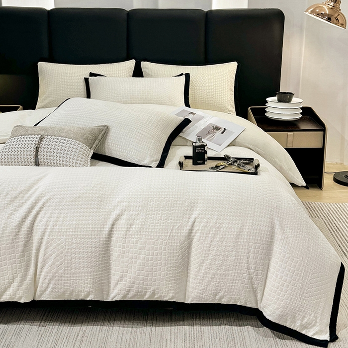 91家纺网 家纺一手货源 找家纺 （总）好阁家纺 2025新款极简小香风雕花牛奶绒黑边四件套-风格二