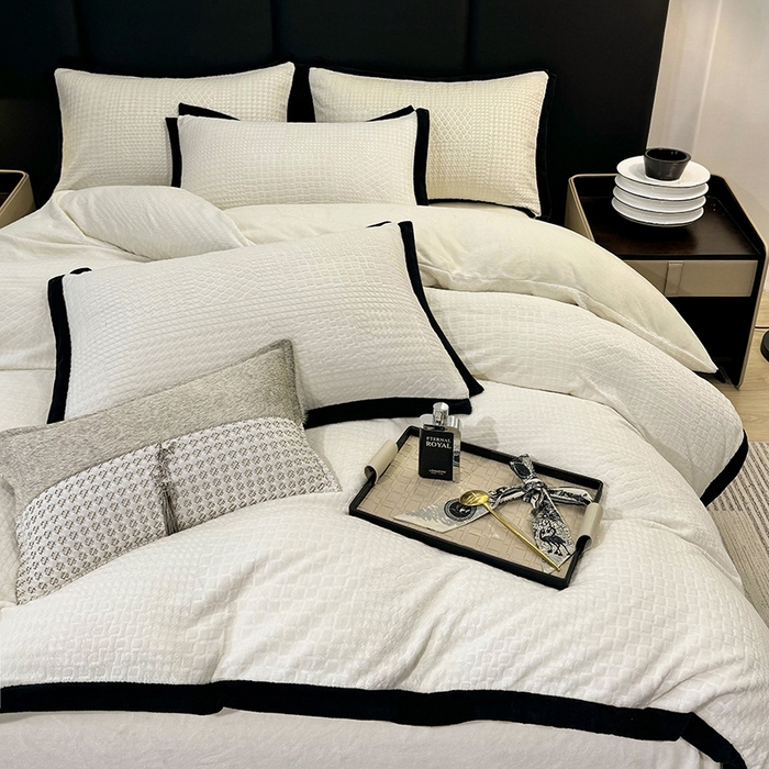 91家纺网 家纺一手货源 找家纺 （总）好阁家纺 2025新款极简小香风雕花牛奶绒黑边四件套-风格二