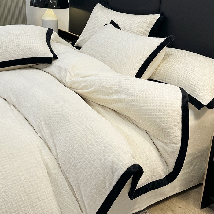 91家纺网 家纺一手货源 找家纺 （总）好阁家纺 2025新款极简小香风雕花牛奶绒黑边四件套-风格二