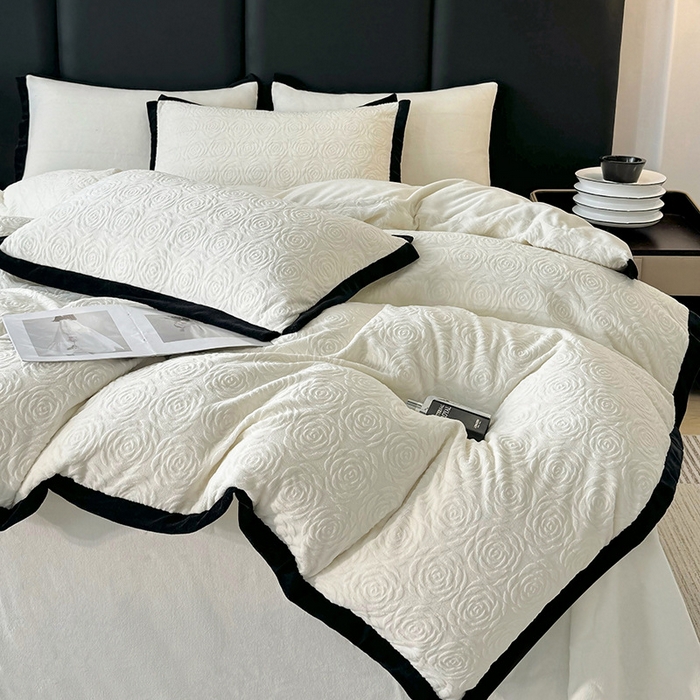 91家纺网 家纺一手货源 找家纺 好阁家纺 2025新款极简小香风雕花牛奶绒黑边四件套-风格二 山茶花