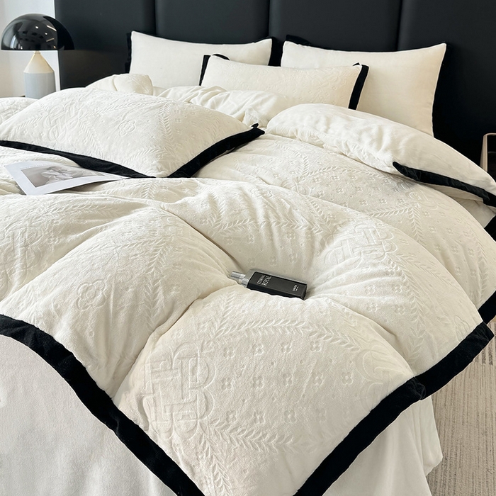 91家纺网 家纺一手货源 找家纺 （总）好阁家纺 2025新款极简小香风雕花牛奶绒黑边四件套-风格二