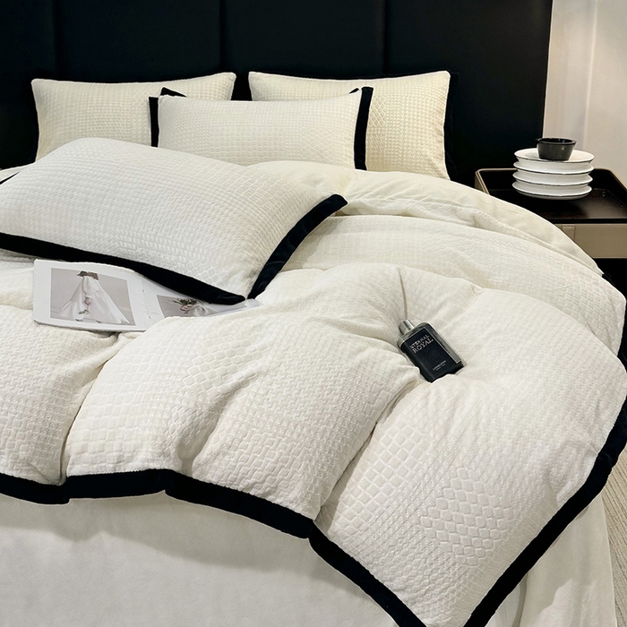 91家纺网 家纺一手货源 找家纺 好阁家纺 2025新款极简小香风雕花牛奶绒黑边四件套-风格二 千鸟格