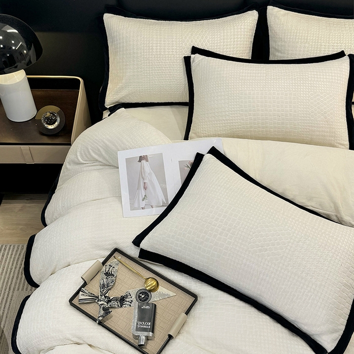 91家纺网 家纺一手货源 找家纺 好阁家纺 2025新款极简小香风雕花牛奶绒黑边四件套-风格二 千鸟格