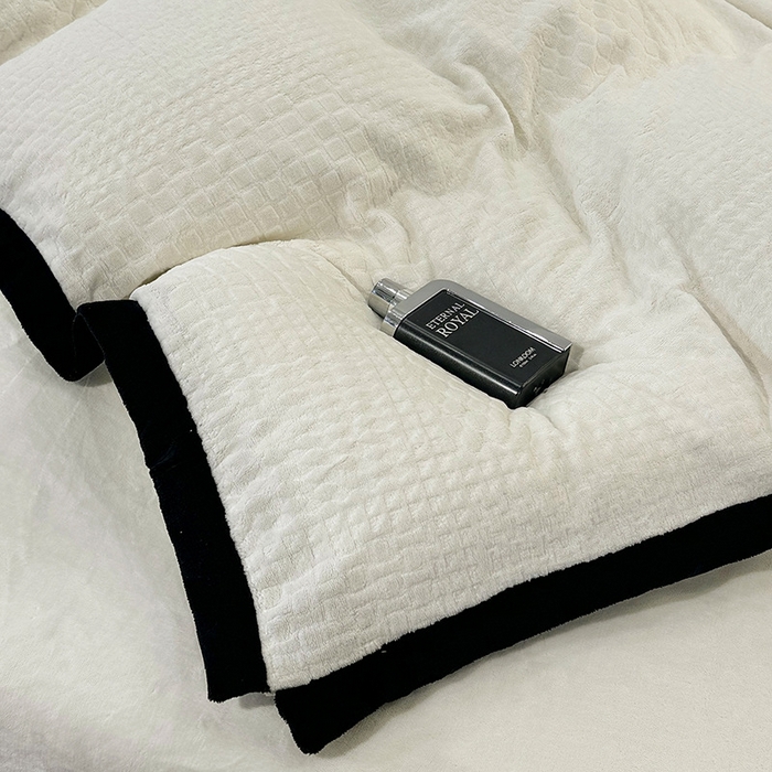 91家纺网 家纺一手货源 找家纺 好阁家纺 2025新款极简小香风雕花牛奶绒黑边四件套-风格二 千鸟格