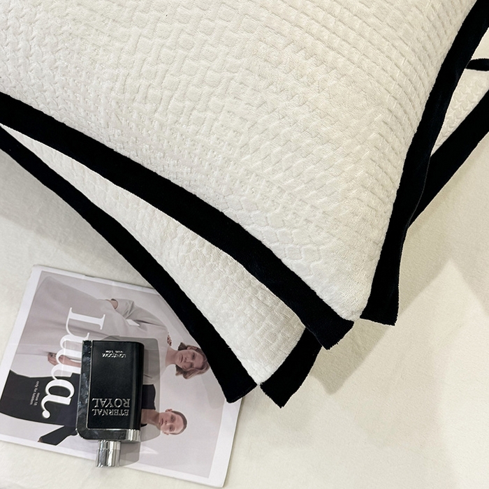 91家纺网 家纺一手货源 找家纺 好阁家纺 2025新款极简小香风雕花牛奶绒黑边四件套-风格二 千鸟格