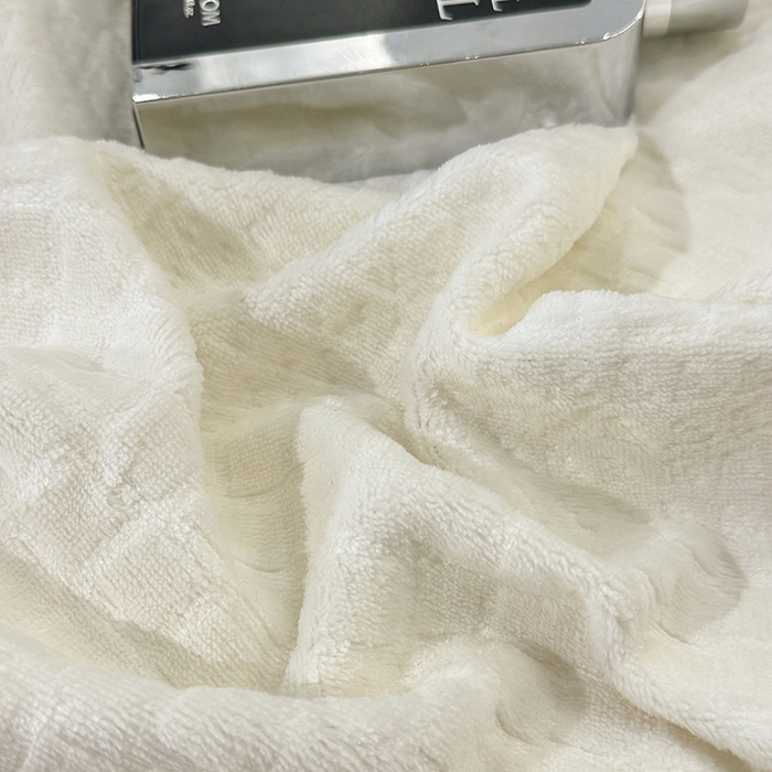 91家纺网 家纺一手货源 找家纺 好阁家纺 2025新款极简小香风雕花牛奶绒黑边四件套-风格二 千鸟格