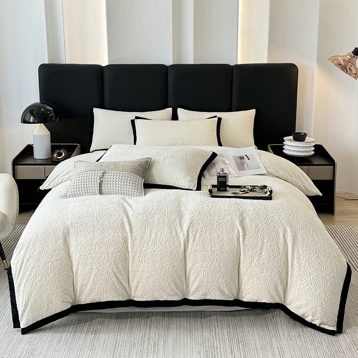 91家纺网 家纺一手货源 找家纺 好阁家纺 2025新款极简小香风雕花牛奶绒黑边四件套-风格二 山茶花