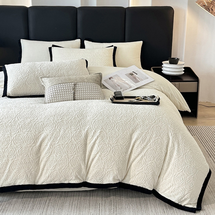 91家纺网 家纺一手货源 找家纺 好阁家纺 2025新款极简小香风雕花牛奶绒黑边四件套-风格二 山茶花