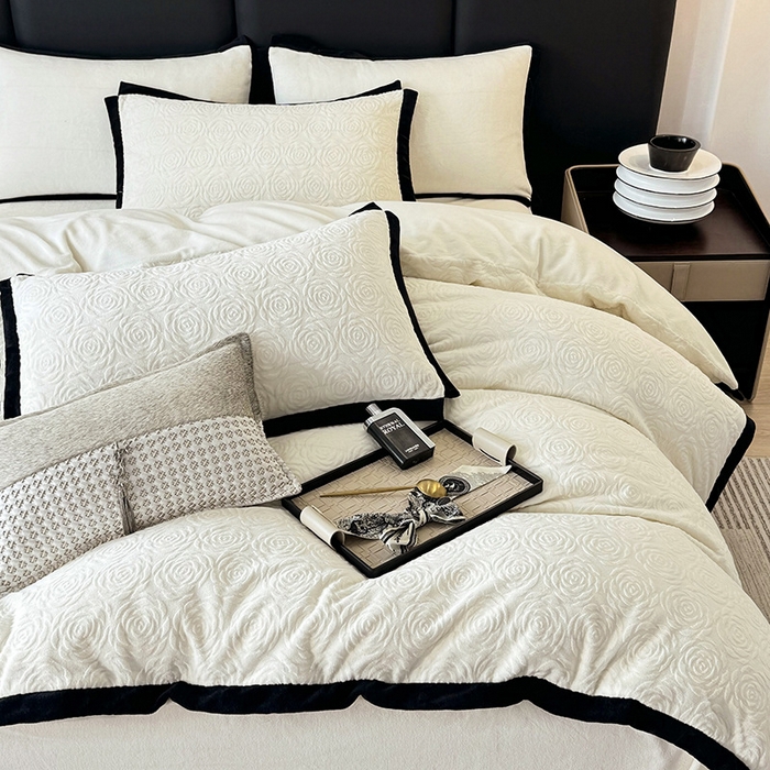 91家纺网 家纺一手货源 找家纺 好阁家纺 2025新款极简小香风雕花牛奶绒黑边四件套-风格二 山茶花