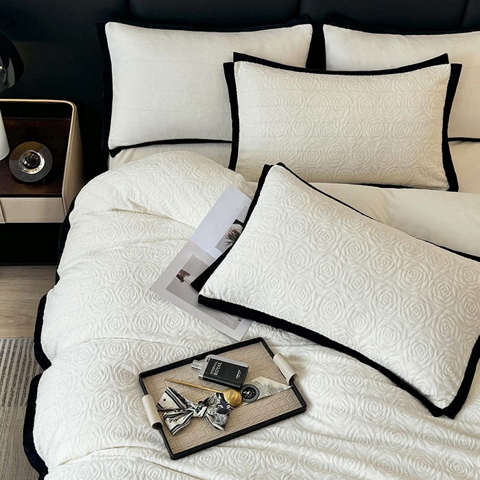 91家纺网 家纺一手货源 找家纺 好阁家纺 2025新款极简小香风雕花牛奶绒黑边四件套-风格二 山茶花