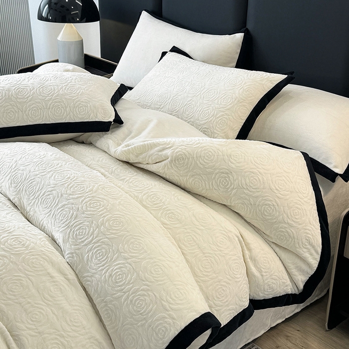 91家纺网 家纺一手货源 找家纺 好阁家纺 2025新款极简小香风雕花牛奶绒黑边四件套-风格二 山茶花