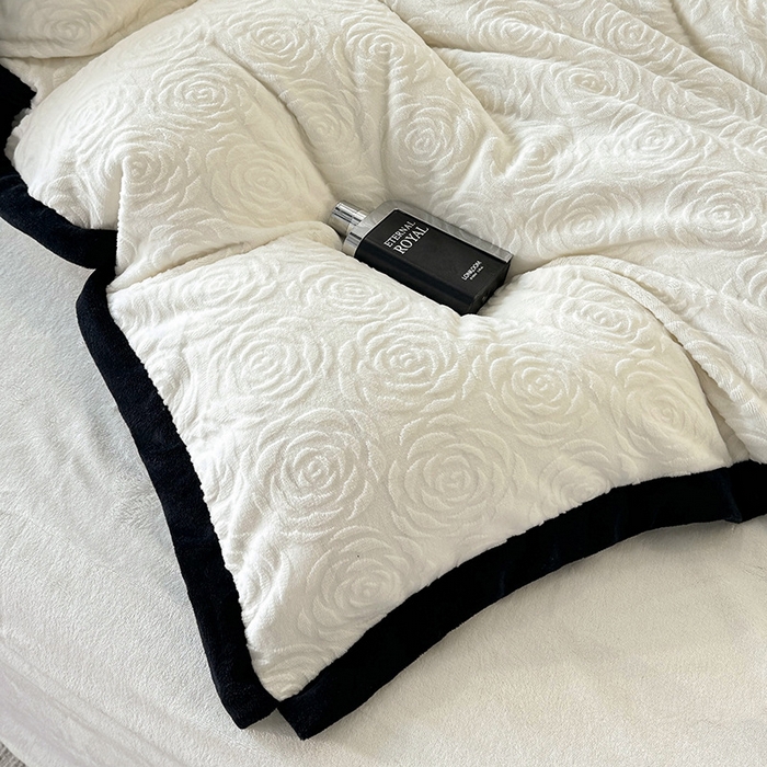 91家纺网 家纺一手货源 找家纺 好阁家纺 2025新款极简小香风雕花牛奶绒黑边四件套-风格二 山茶花