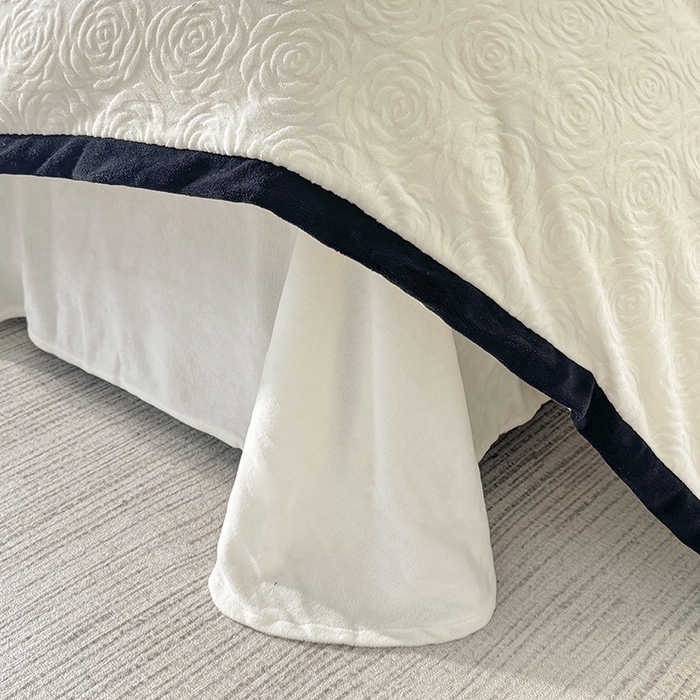 91家纺网 家纺一手货源 找家纺 好阁家纺 2025新款极简小香风雕花牛奶绒黑边四件套-风格二 山茶花