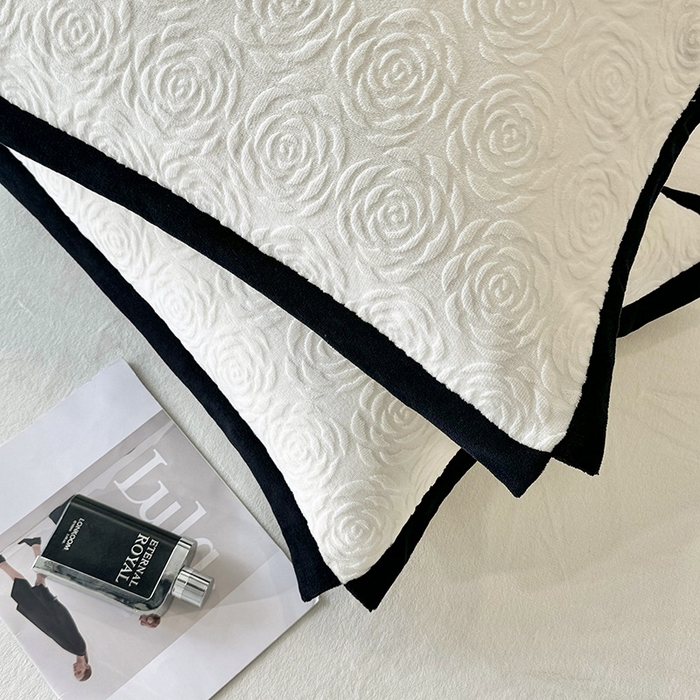 91家纺网 家纺一手货源 找家纺 好阁家纺 2025新款极简小香风雕花牛奶绒黑边四件套-风格二 山茶花