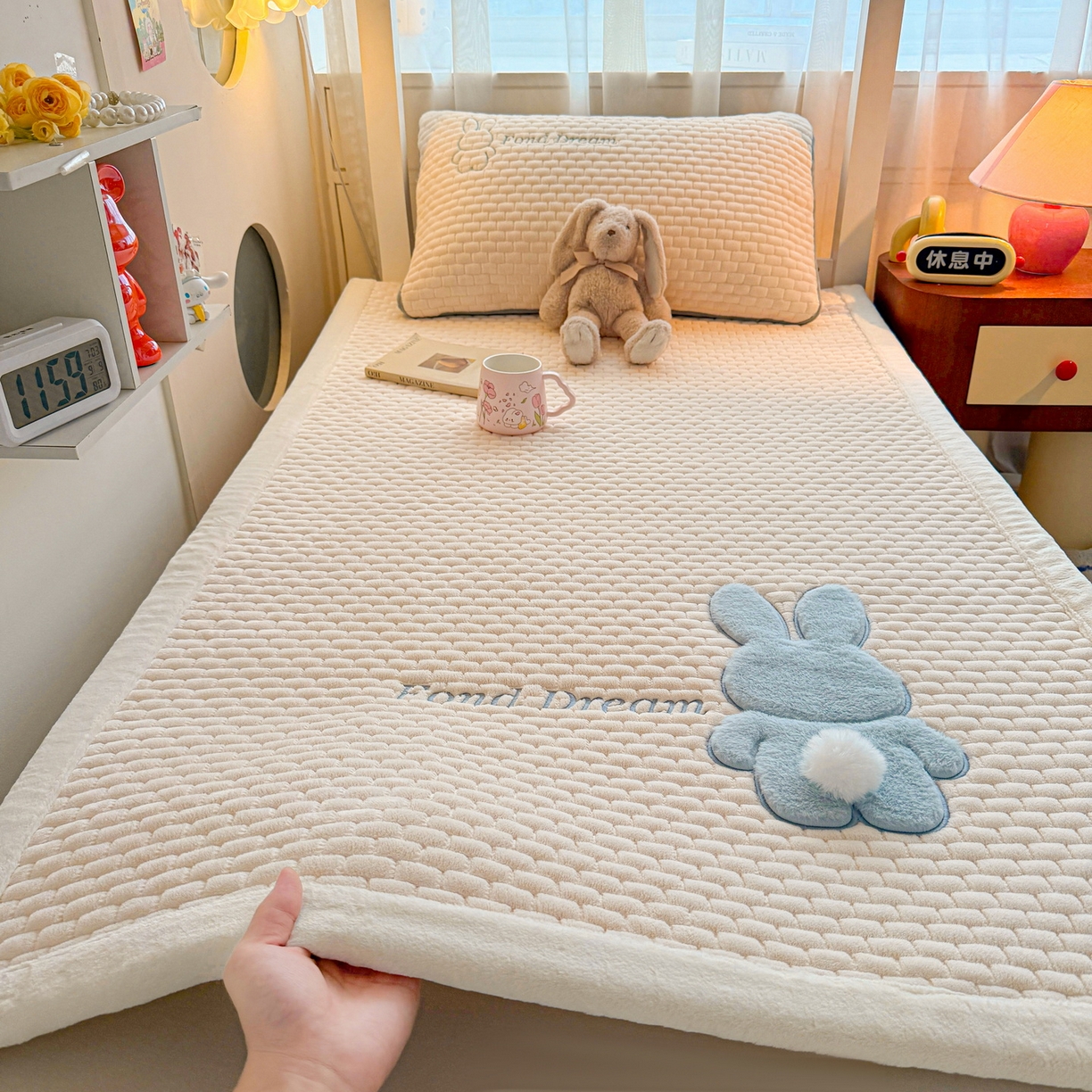 91家纺网 家纺一手货源 找家纺 （总）爱思凯家纺 2025新款加厚泡泡绒纯色床笠-松饼熊