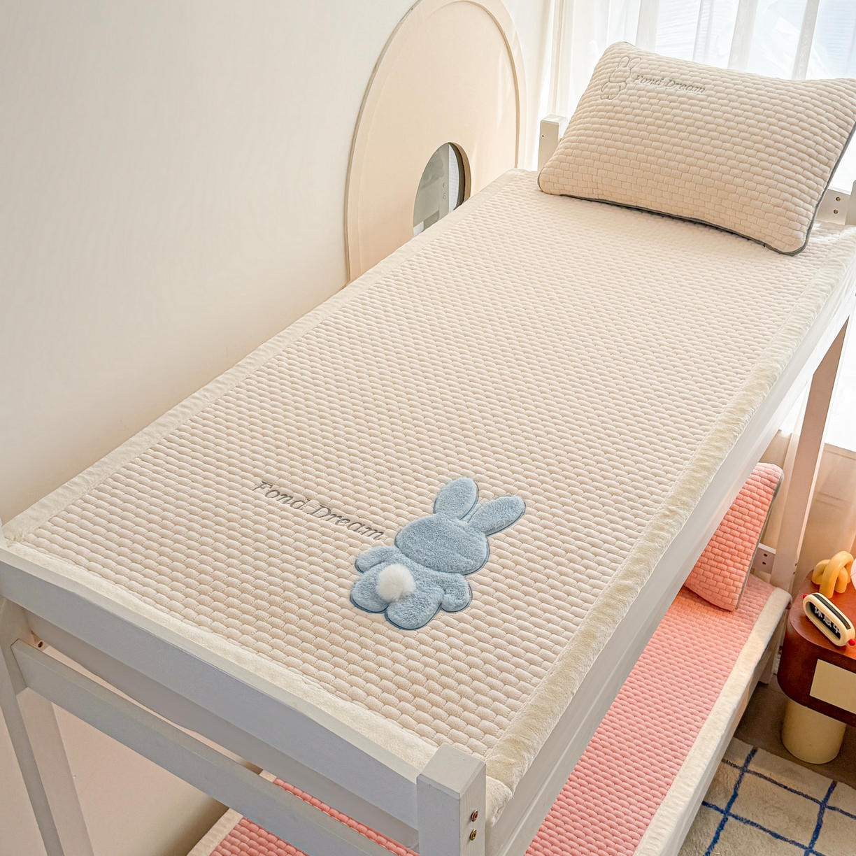 91家纺网 家纺一手货源 找家纺 （总）爱思凯家纺 2025新款新棉绒床褥-许愿兔（学生款）