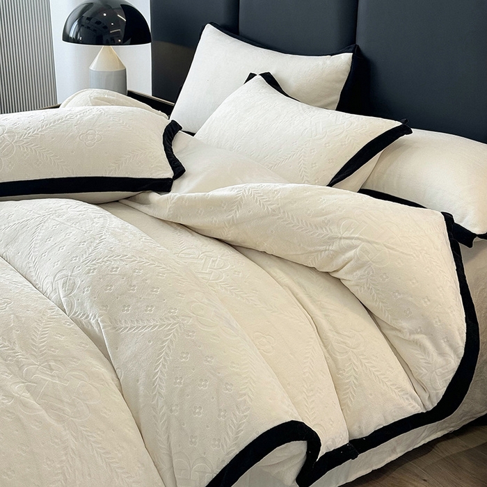 91家纺网 家纺一手货源 找家纺 好阁家纺 2025新款极简小香风雕花牛奶绒黑边四件套-风格二 维多利亚