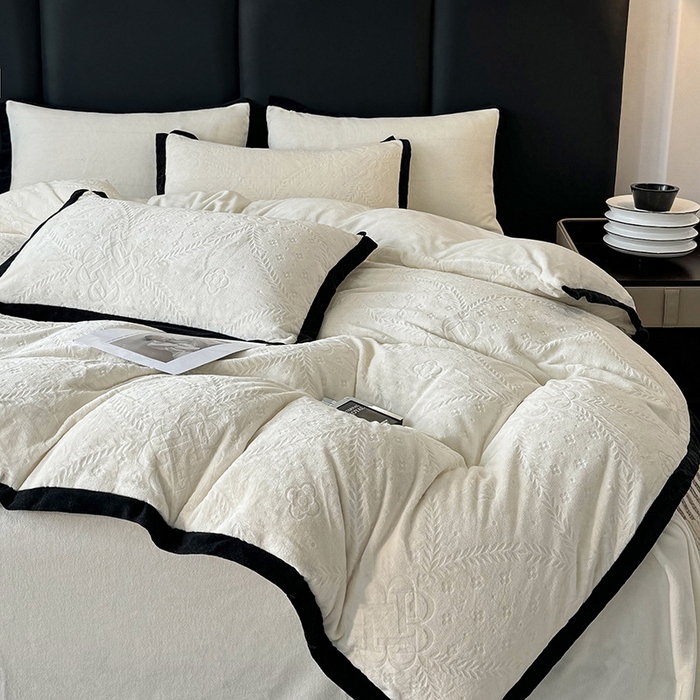 91家纺网 家纺一手货源 找家纺 好阁家纺 2025新款极简小香风雕花牛奶绒黑边四件套-风格二 维多利亚