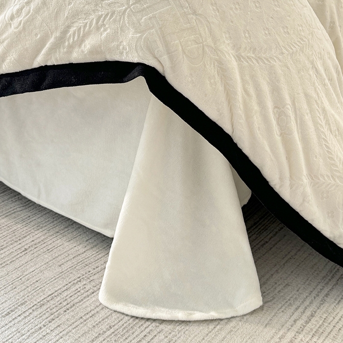 91家纺网 家纺一手货源 找家纺 好阁家纺 2025新款极简小香风雕花牛奶绒黑边四件套-风格二 维多利亚