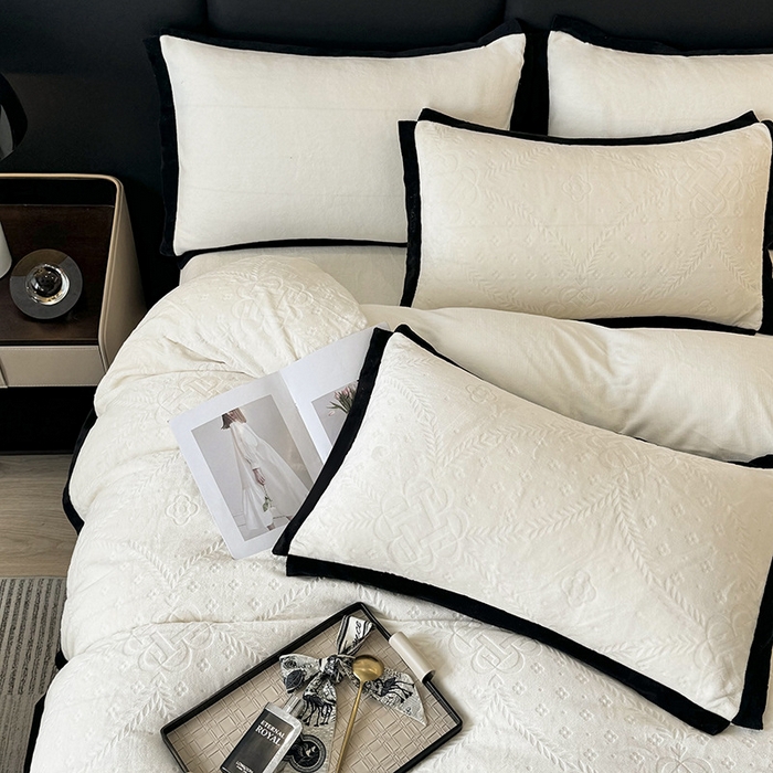 91家纺网 家纺一手货源 找家纺 好阁家纺 2025新款极简小香风雕花牛奶绒黑边四件套-风格二 维多利亚