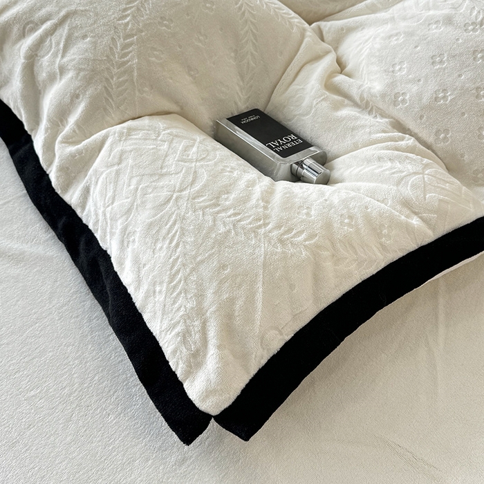 91家纺网 家纺一手货源 找家纺 好阁家纺 2025新款极简小香风雕花牛奶绒黑边四件套-风格二 维多利亚