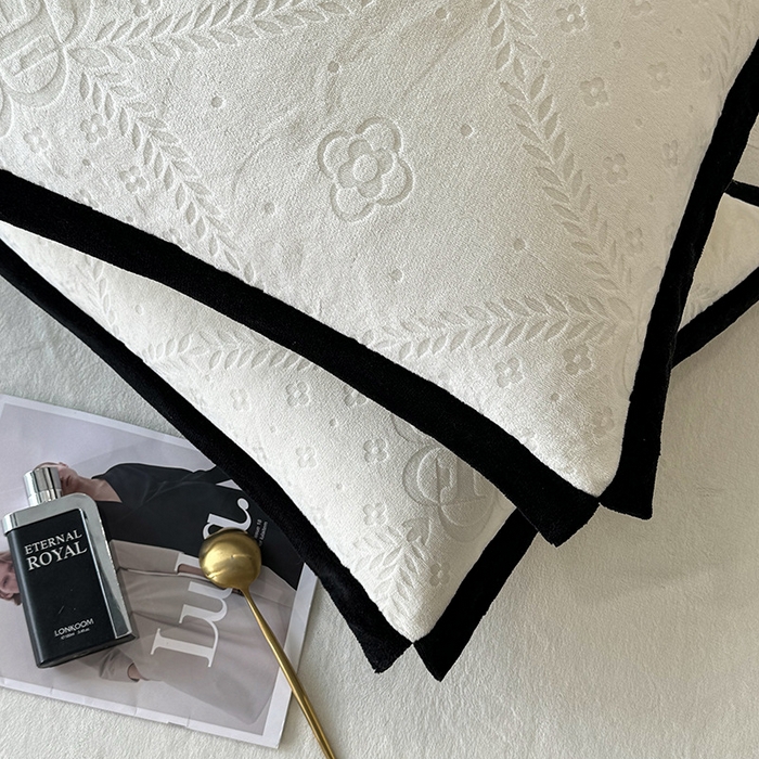 91家纺网 家纺一手货源 找家纺 好阁家纺 2025新款极简小香风雕花牛奶绒黑边四件套-风格二 维多利亚