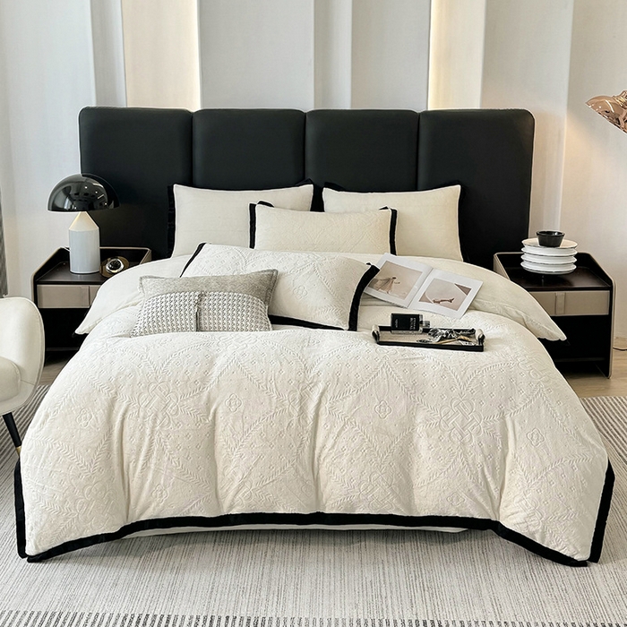 91家纺网 家纺一手货源 找家纺 好阁家纺 2025新款极简小香风雕花牛奶绒黑边四件套-风格二 维多利亚