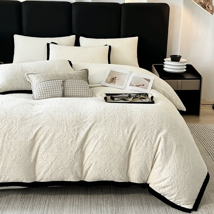 91家纺网 家纺一手货源 找家纺 好阁家纺 2025新款极简小香风雕花牛奶绒黑边四件套-风格二 维多利亚