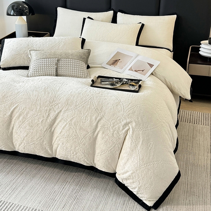 91家纺网 家纺一手货源 找家纺 好阁家纺 2025新款极简小香风雕花牛奶绒黑边四件套-风格二 维多利亚