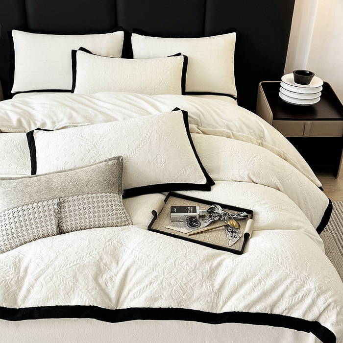 91家纺网 家纺一手货源 找家纺 好阁家纺 2025新款极简小香风雕花牛奶绒黑边四件套-风格二 维多利亚