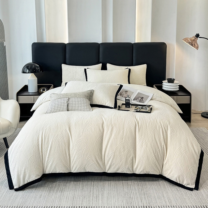 91家纺网 家纺一手货源 找家纺 好阁家纺 2025新款极简小香风雕花牛奶绒黑边四件套-风格二 亚历山大