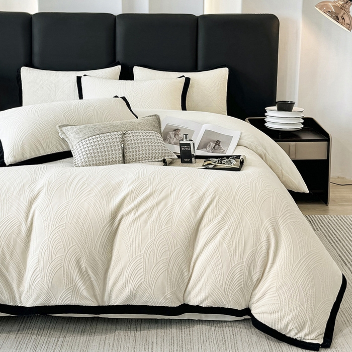 91家纺网 家纺一手货源 找家纺 好阁家纺 2025新款极简小香风雕花牛奶绒黑边四件套-风格二 亚历山大