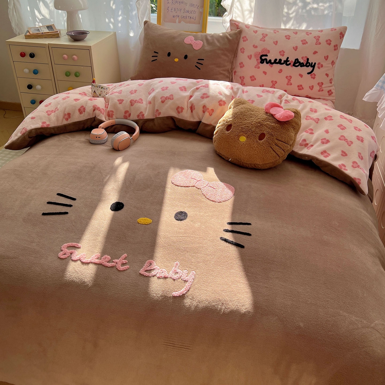 91家纺网 家纺一手货源 找家纺 桃喜 2025新款牛奶绒猫咪毛巾绣系列四件套-系列二 黑皮猫猫