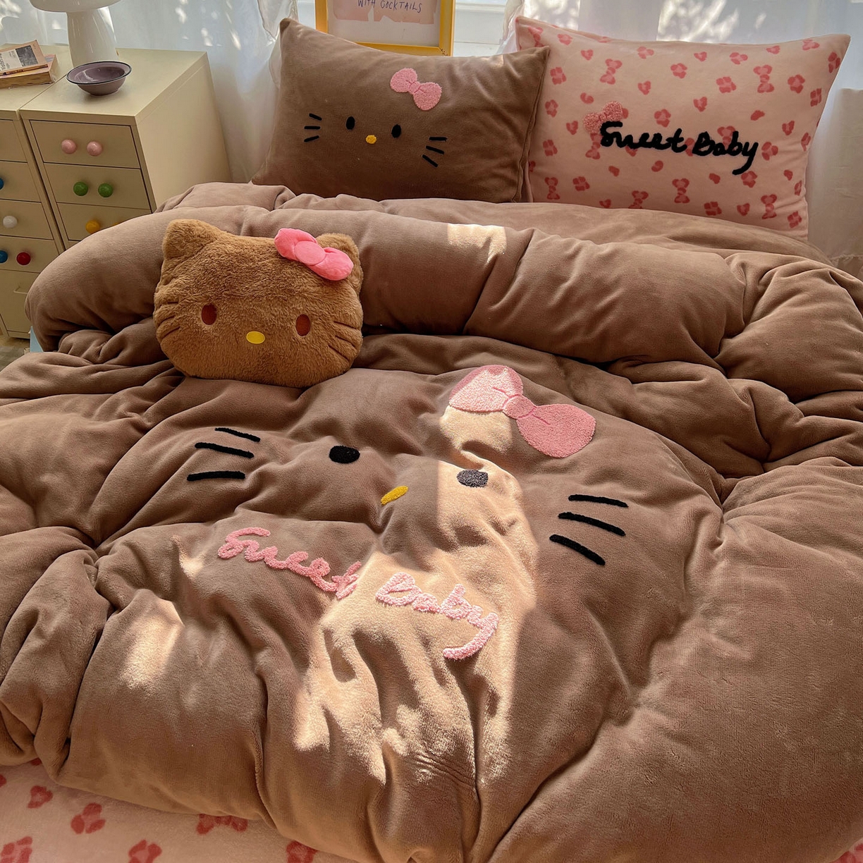 91家纺网 家纺一手货源 找家纺 桃喜 2025新款牛奶绒猫咪毛巾绣系列四件套-系列二 黑皮猫猫