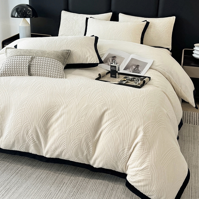 91家纺网 家纺一手货源 找家纺 好阁家纺 2025新款极简小香风雕花牛奶绒黑边四件套-风格二 亚历山大